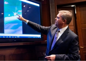 Zyrtari i Pentagonit flet rreth UFO-ve, për herë të parë në 50 vjet