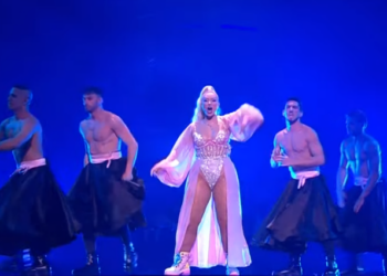 Ronela mbylli performancën në Eurovizion me shqiponjën, mediat serbe: Skandal i rëndë
