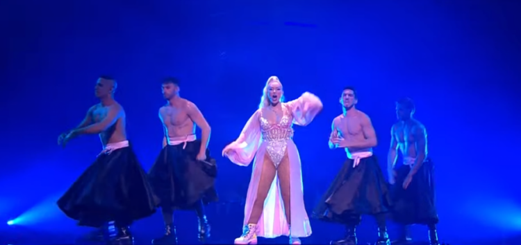 Ronela mbylli performancën në Eurovizion me shqiponjën, mediat serbe: Skandal i rëndë