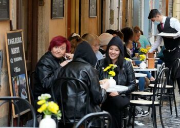 Italia e Greqia lehtësojnë kufizimet COVID në prag të sezonit turistik