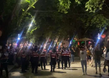 Pas fitores së Romës, tifozët e Feneyord shkatërrojnë karriget tek pedonalja