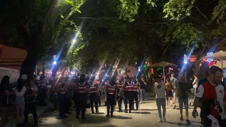 Pas fitores së Romës, tifozët e Feneyord shkatërrojnë karriget tek pedonalja