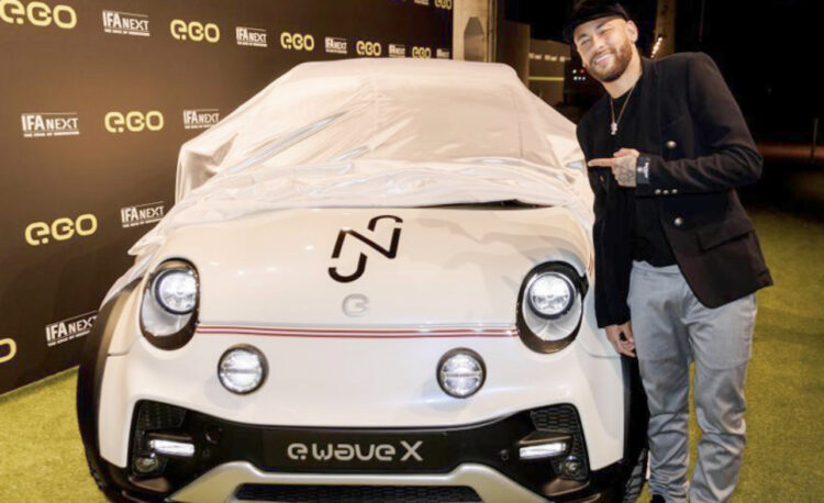 Sulmuesi Neymar tregon makinën e tij të re elektrike të personalizuar…