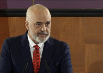 Rama i dorëzon medaljen “Ylli i Madh i Mirënjohjes Publike” komandantit të NATO-s: Shqiptarët janë pro-amerikanë