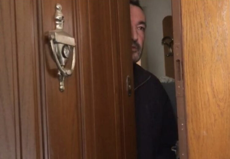 Foshnja e pajetë brenda banesës! Burri i shokuar: Abortoi para se të vija unë nga Greqia