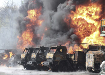 Zjarrfikësit luftojnë zjarrin në depon lindore të naftës