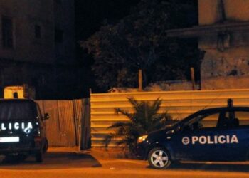 Qëllohet me breshëri arme në drejtim të një biznesi në Kamzë