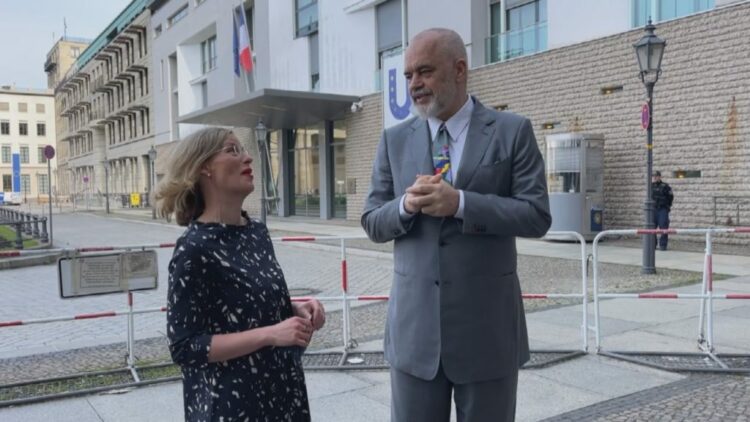 Rama në Berlin bashkëbisedon me deputetë të forcave të ndryshme