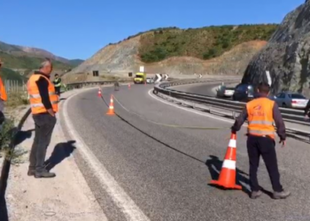 Aksident te Rruga e Kombit/ Makina përfundon në greminë, vdes i riu