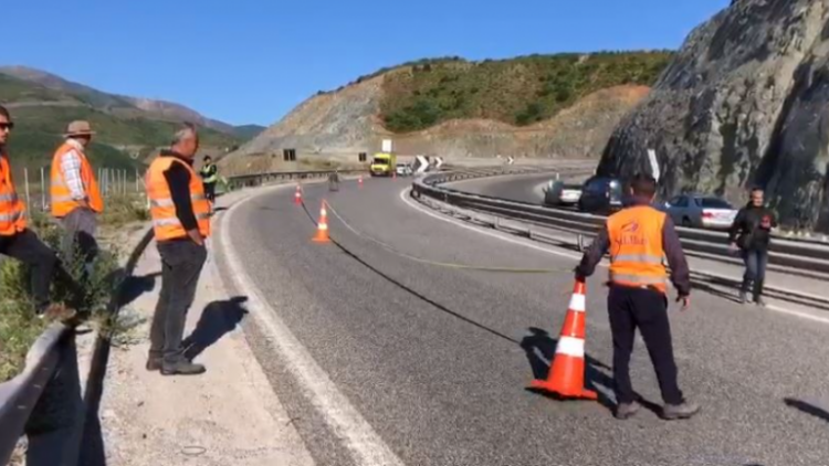 Aksident te Rruga e Kombit/ Makina përfundon në greminë, vdes i riu