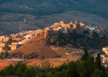 Shitja e shtëpive me një euro ka krijuar një ‘Amerikë të Vogël’ në Itali