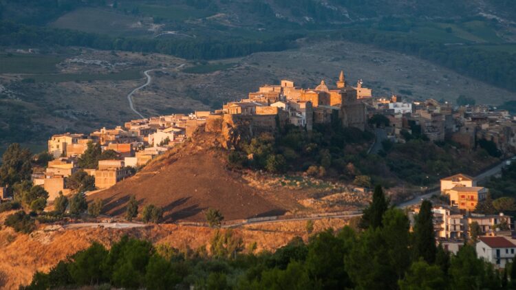 Shitja e shtëpive me një euro ka krijuar një ‘Amerikë të Vogël’ në Itali