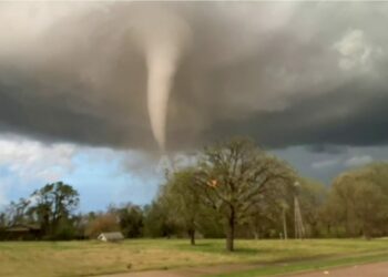 Tornadot bëjnë kërdinë në Kansas, mijëra godina të dëmtuara
