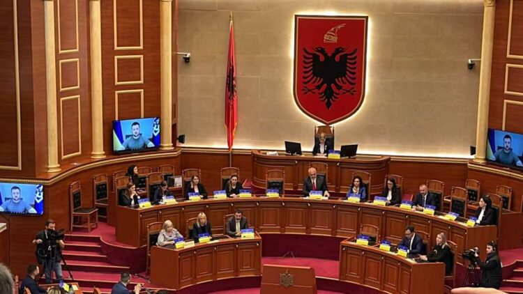 Zelensky – deputetëve në Kuvend: Mbështetja e Shqipërisë në kohë të vështira, na kujton Nënë Terezën! Mirënjohje!