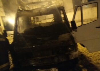 I vihet flaka një furgoni në Vlorë, dyshohet për zjarrvënie të qëllimshme