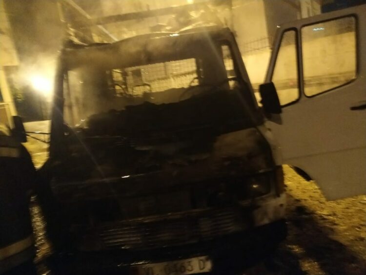 I vihet flaka një furgoni në Vlorë, dyshohet për zjarrvënie të qëllimshme