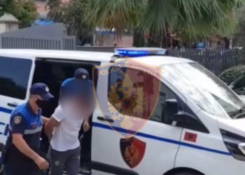 Qarkullonte me thikë dhe pistoletë në makinë, arrestohet i riu në Tiranë