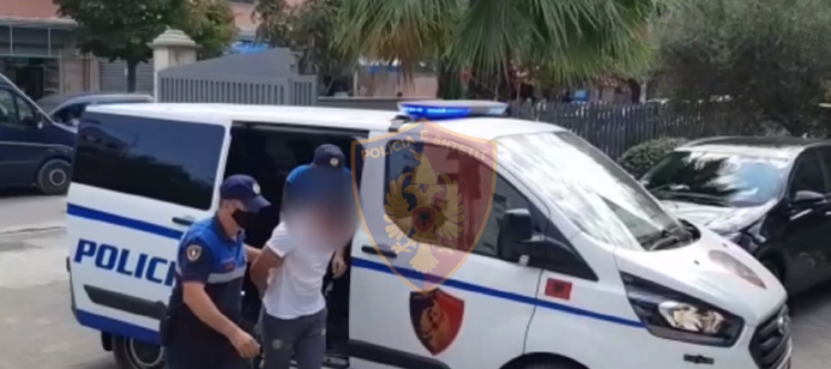 Qarkullonte me thikë dhe pistoletë në makinë, arrestohet i riu në Tiranë