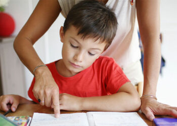 Tre arsyet pse prindërit nuk duhet t’i ndihmojnë fëmijët me detyrat e shtëpisë