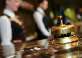 Turizmi, të huajt në hotele 2.3 herë më shumë në mars, rriten dhe net-qëndrimet