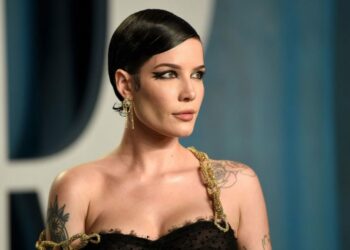 Halsey flet për gjendjen e saj shëndetësore: Vuaj nga disa sëmundje