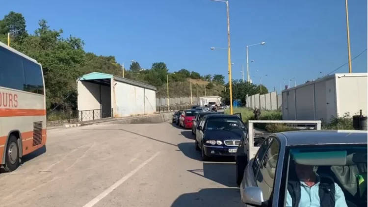 Defekti në kompjuter i palës greke krijon radhë të gjata në Kakavijë, nis puna pas dy orësh