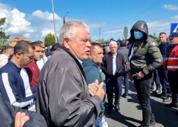Protestë për devijimin e rrugës në Rinas, ndërhyn policia