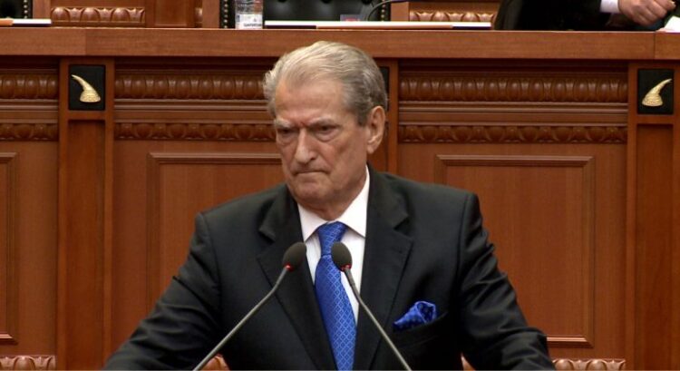 Deputetët e PD kërkojnë dënimin e masakrës së Srebrenicës, Berisha: Vuçiç një Putin i vogël! Arkitekt i gjenocidit të boshnjakëve