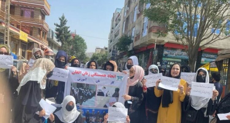 Gratë afgane protestojnë kundër mbylljes së shkollave