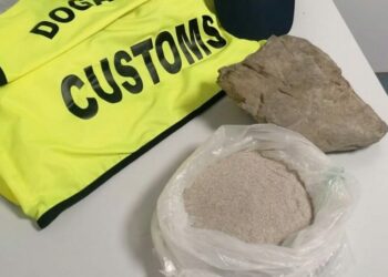 Mori gurë dhe rërë në Sardenjë, turisti norvegjez gjobitet me 3000 euro