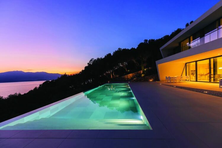 Rriten 40-60% çmimet e pronave në bregdet