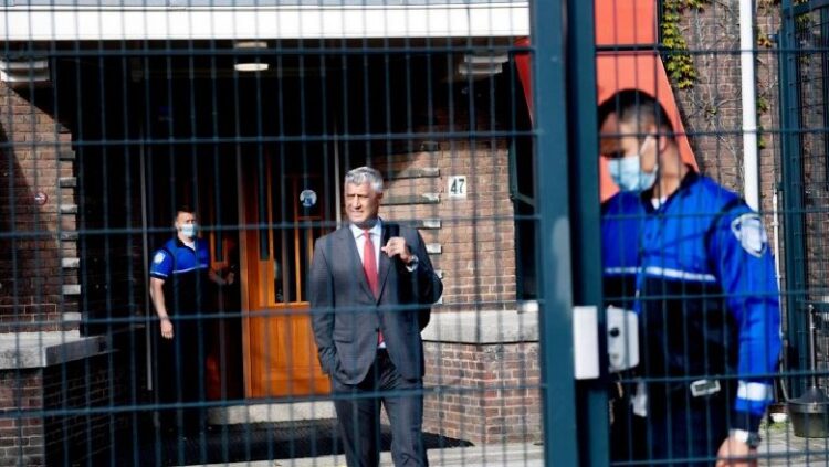 Mesazhi i Thaçit nga burgu i Hagës për zyrtarët e PDK: Nëse ju jeni të bashkuar, unë e tejkaloj sfidën