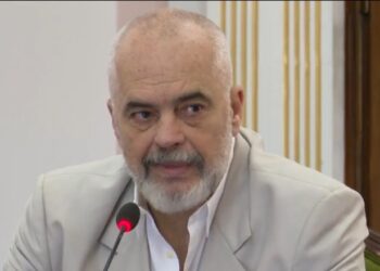 Zjarri në ishullin e Sazanit/ Rama: Disa hidhen përpjetë duke kërkuar helikoptera me kova uji biblik, shqipot kanë vetëm llafe