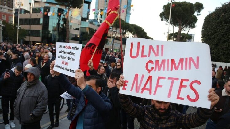 Çmimi i naftës 258 lekë për litër, qytetarët paralajmërojnë protestë: Në orën 12:00 fikni makinat
