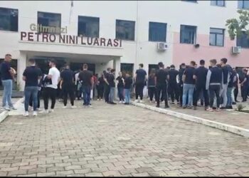 Mbi 33 mijë maturantë i nënshtrohen sot provimit të Matematikës