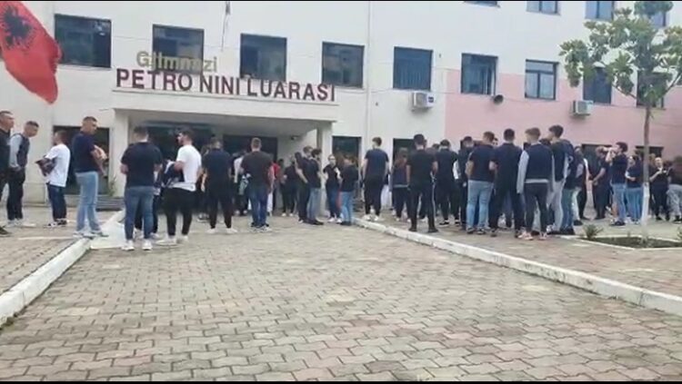 Mbi 33 mijë maturantë i nënshtrohen sot provimit të Matematikës