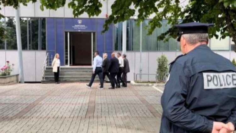 Protestuan se nuk përfitonin nga rritja e pagës minimale, përfaqësuesit e veteranëve të luftës takohen sot me Albin Kurtin