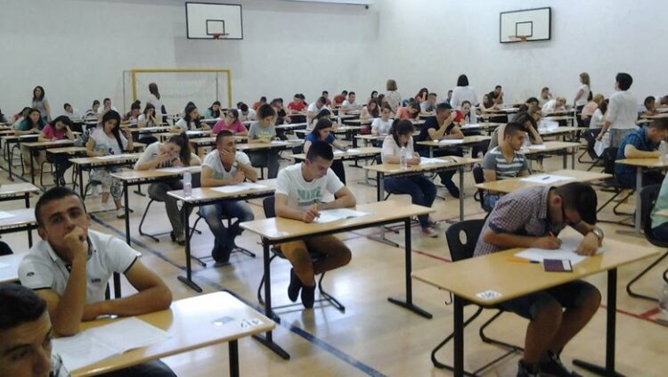 Maturantët protestojnë sot për provimin me zgjedhje/ Kushi: Testi nuk ka asnjë gabim shkencor
