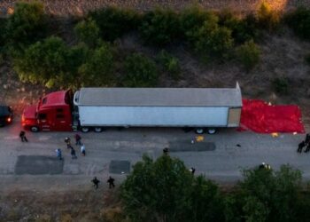 Tronditëse në Teksas, gjenden 46 emigrantë të vdekur brenda kamionit