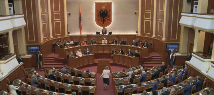 Bajram Begaj “rikthen” opozitën në Kuvend. Prej vitit 2002 Presidenti i ri zgjidhej me gjysmën e sallës bosh