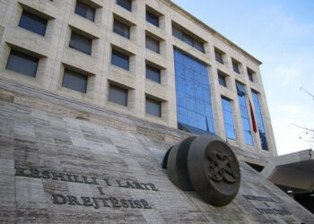 U arrestua për tjetërsim pronash, Ministria e Drejtësisë i pezullon licencën noterit Aleko Anagnosti