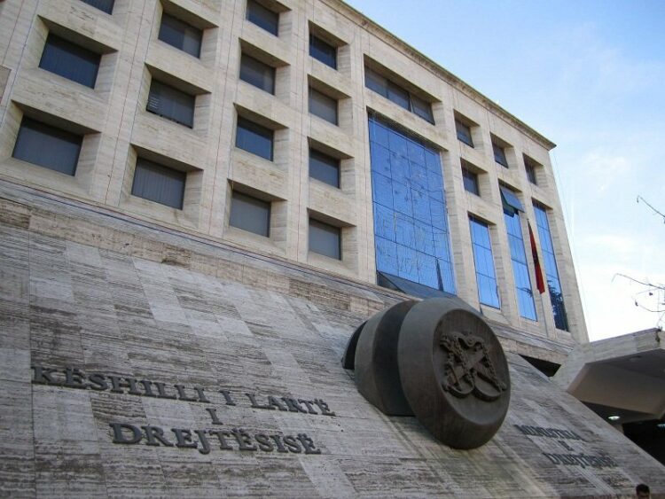 U arrestua për tjetërsim pronash, Ministria e Drejtësisë i pezullon licencën noterit Aleko Anagnosti