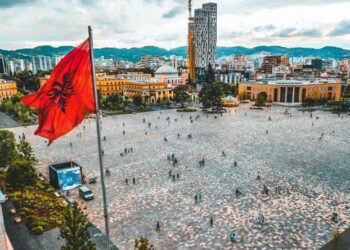 “Kryeqyteti shqiptar është një perlë”, Air France zbulon 12 destinacionet e verës, mes tyre dhe Tirana