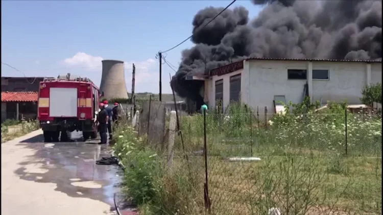 Digjet gjatë natës fasoneria në Vlorë, dyshohet zjarr i qëllimshëm