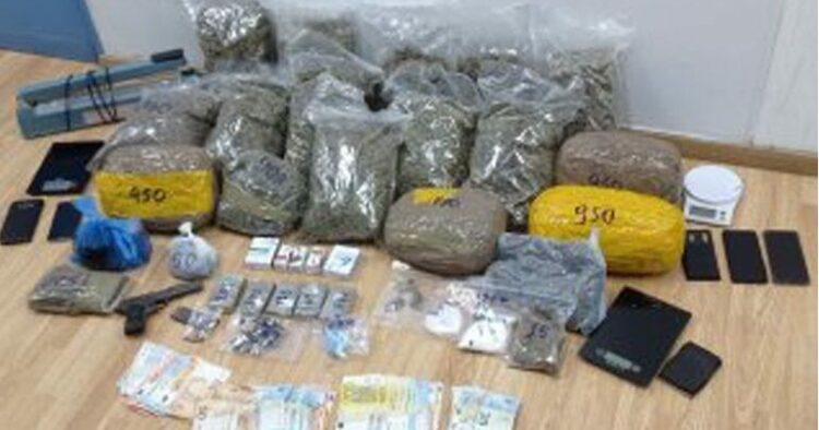 Zbulohet banda e trafikut të drogës në Athinë, në pranga dhe dy shqiptarë