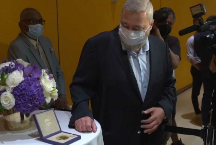 Fituesi i Nobelit shet medaljen 103 mln $, fitimet për fëmijët ukrainas