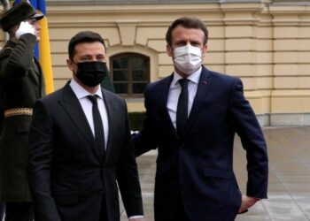 Telefonatë me Zelenskin, Macron ‘i mobilizuar për nevojat e Ukrainës’