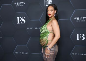 Rihana tregon arsyen e veshjeve ekstravagante në shtatzëni