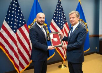 Drejtori i FBI-së për herë të parë pret në takim drejtorin e policisë shqiptare, Gledis Nano