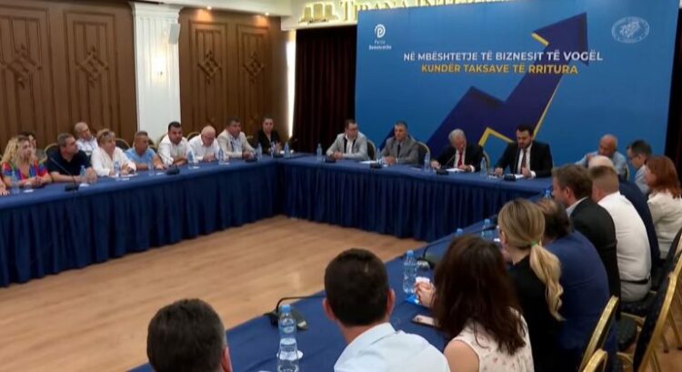 Berisha tryezë me përfaqësues të biznesit të vogël dhe të mesëm, njihet me problematikat e tyre